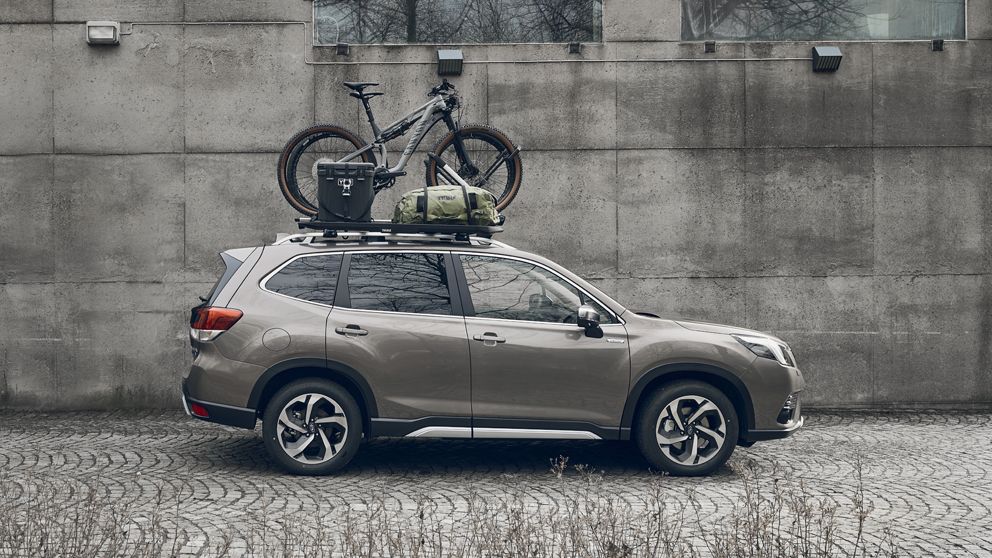 car with a bike rack and bikes on the roof