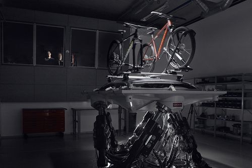 Стеллаж для хранения велосипедов Thule проходит испытания на разрушение и износоустойчивость в центре тестирования Thule.
