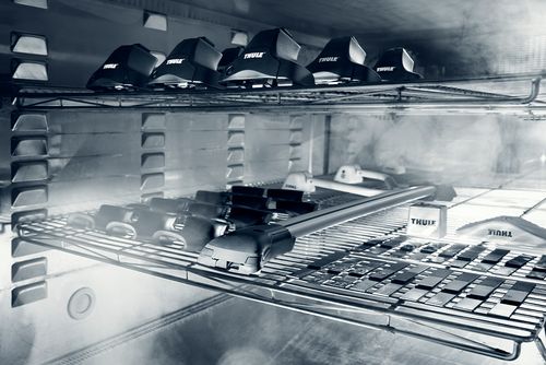 Thule-kattotelinettä testataan Thule Test Centerissä iskunkestävyystestillä.