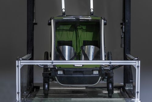 一台自行車拖車正在 Thule Test Center 接受耐用測試。