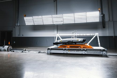 Uma caixa bagageira para tejadilho da Thule está a ser testada quanto a colisões no Thule Test Center.