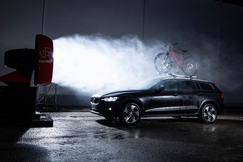 Thule 루프 랙이 Thule Test Center에서 마모 시뮬레이션 테스트를 받고 있습니다.