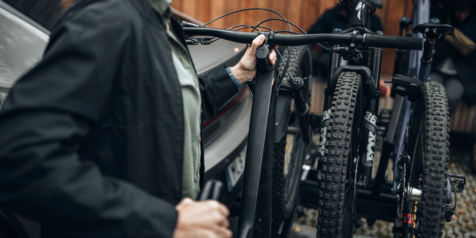 Un primer plano de 2 bicicletas montadas en el Thule Epos y están sumando la tercera