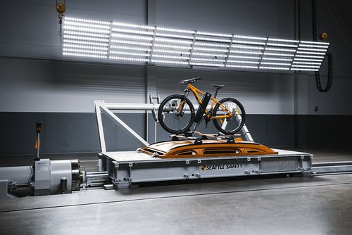 Een fietsendrager wordt onderworpen aan een crashtest in het Thule Test Center.
