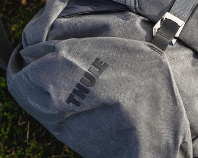 Et innzoomet bilde av en grå Thule All Trail XT-ryggsekk.