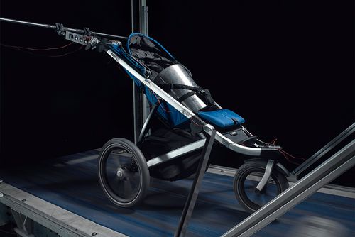 Um carrinho de corrida da Thule está a ser testado quanto a durabilidade no Thule Test Center.