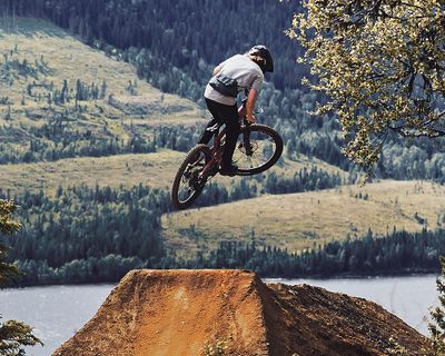 En mountain biker med en væskebeholder laver et stunt.