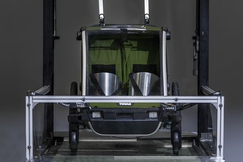 Se prueba un remolque para bicicleta en el Thule Test Center para una prueba de durabilidad.