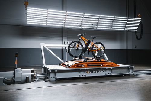 Un portabicicletas se somete a una prueba de impactos en el Thule Test Center.